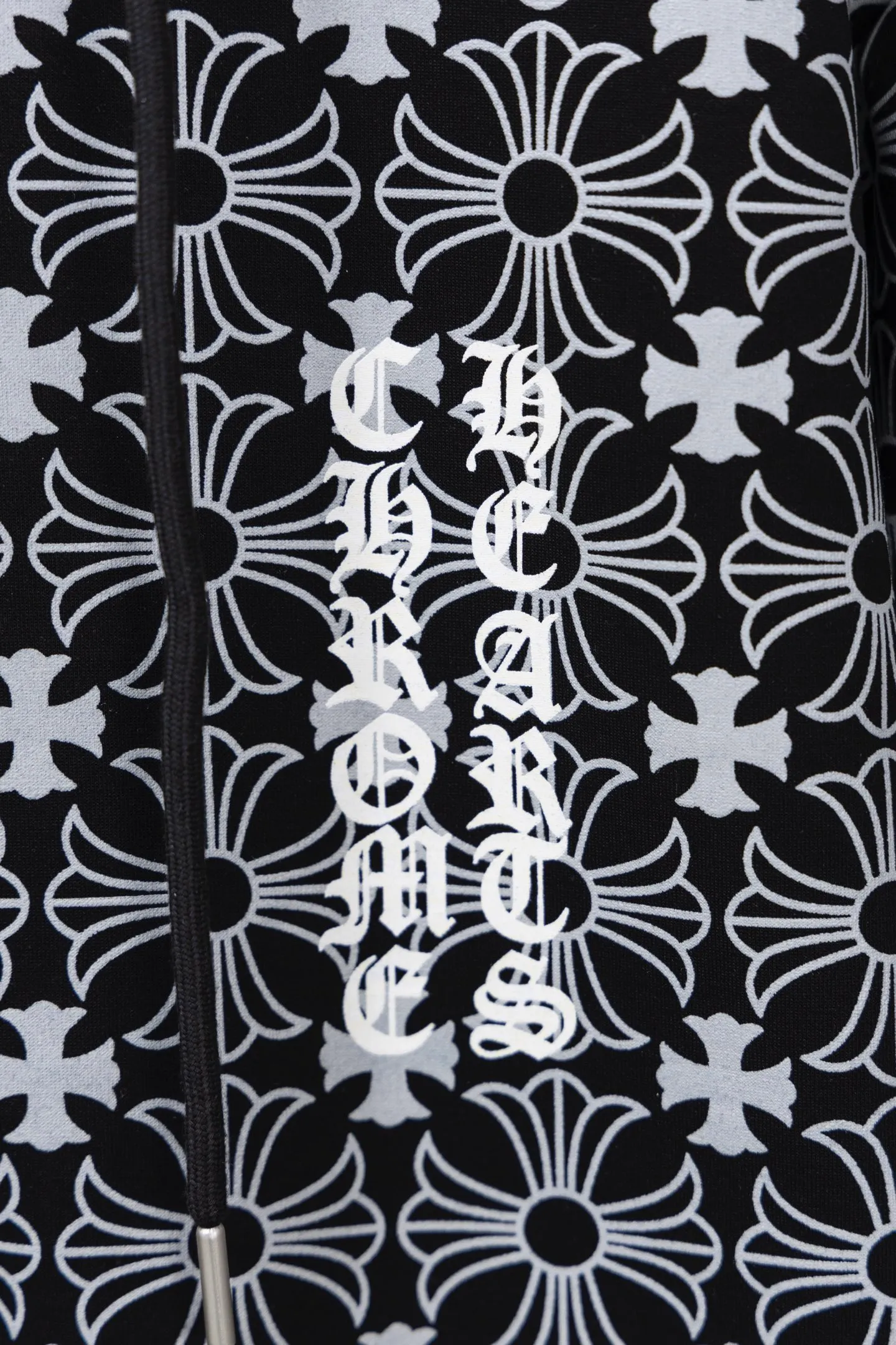 P310 Style No.: M022 𝐂𝐇𝐑𝐎𝐌𝐄 𝐇𝐄𝐀𝐑𝐓𝐒/Cro Heart Hooded 23FW new full printed Sanskrit open and close sweatshirt Full dark pattern print as the backing to show a sense of mystery Sanskrit embroidery on the front chest Metal zipper closure Classic Sanskrit print design on both arms Classic big horseshoe print on the back, overall high-end and versatile, same style for men and women Size: S-XL